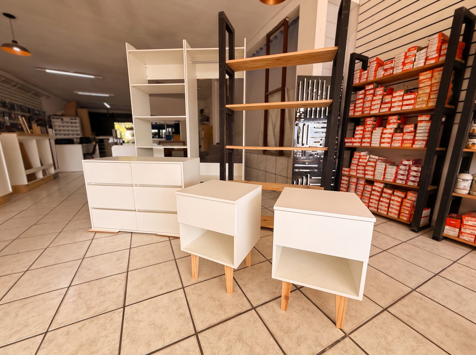 Cômoda branca com seis gavetas e dois criados mudos prontos na loja